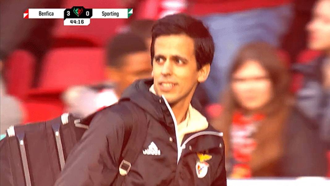 Futbol tarihinde bir ilk: Hakem beyaz kart gösterdi! Futbolseverler bu sorunun yanıtını merak ediyor: Beyaz kart nedir? 4